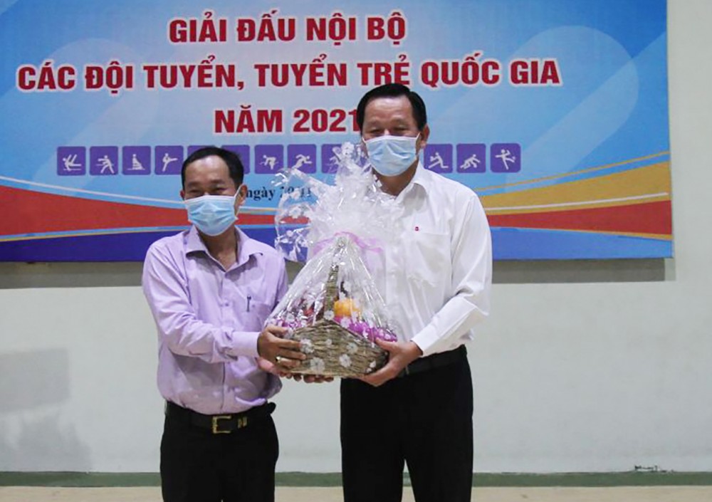 Ông Trương Công Quốc Việt (trái), Phó Giám đốc Sở Văn hóa, Thể thao và Du lịch TP Cần Thơ, trao quà cho Trung tâm Huấn luyện Thể thao quốc gia Cần Thơ, nhân dịp kỷ niệm Ngày Nhà giáo Việt Nam 20-11.
