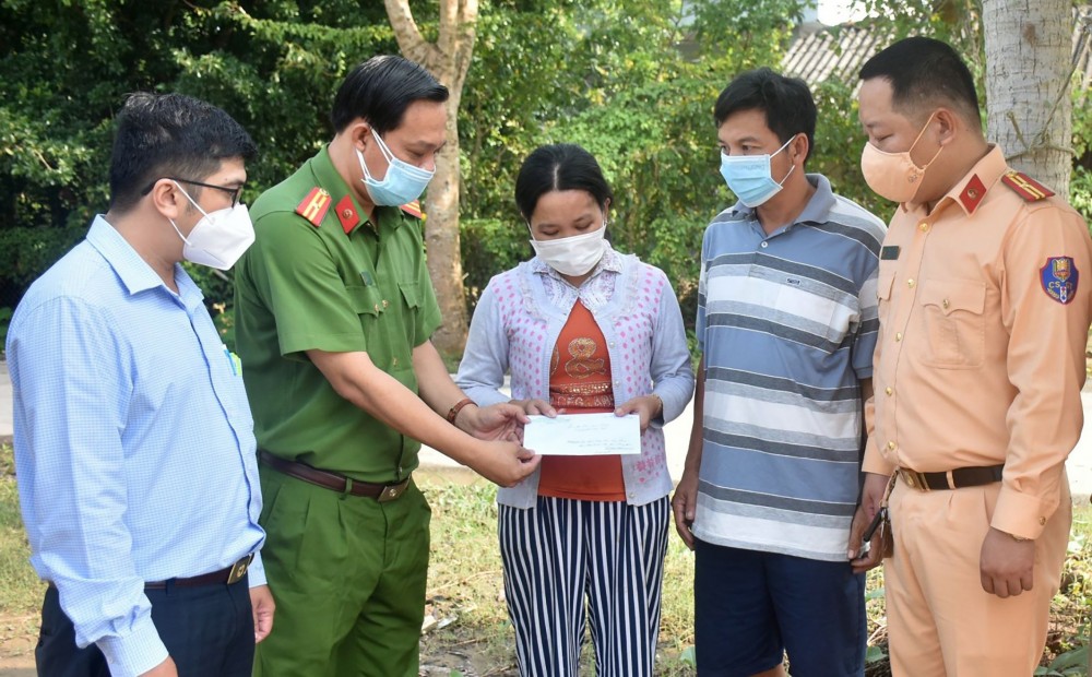 Nỗi đau tai nạn giao thông Thiếu tá Trương Tương Lai, Phó trưởng Công an huyện Phong Điền, Phó Trưởng Ban Thường trực Ban ATGT huyện, tặng quà vợ chồng chị Mai Thị Thu Chứa.