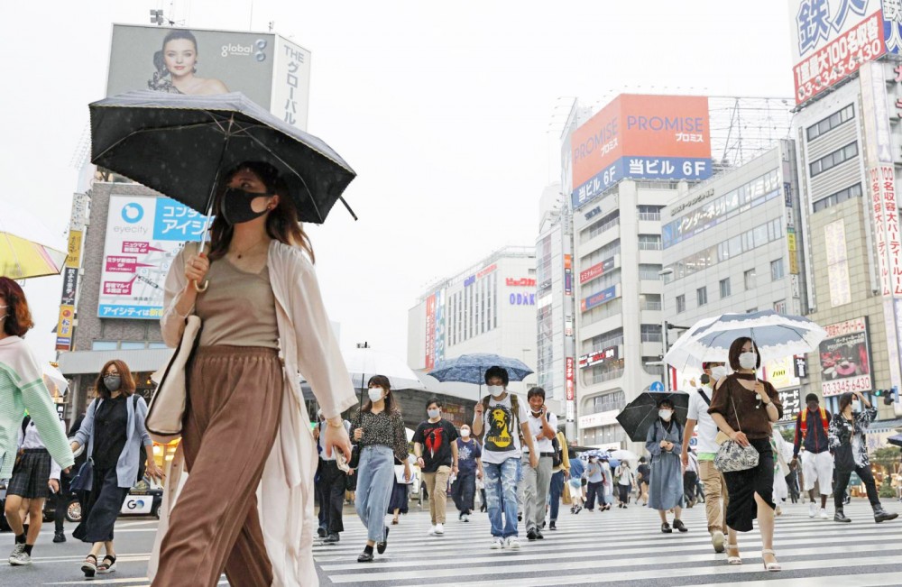 Tâm lý duy trì cảnh giác của dân Nhật góp phần kết thúc làn sóng lây nhiễm thứ năm. Ảnh: Japan Times
