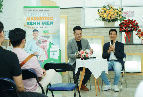 Ông Nguyễn Tiến Đức (bên phải) chia sẻ về vai trò của marketing trong lĩnh vực y tế tại buổi ra mắt sách đầu tháng 11-2021. Ảnh NV cung cấp