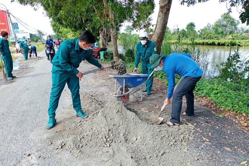 Đoàn viên, thanh niên xã Thới Hưng (huyện Cờ Đỏ, TP Cần Thơ) tình nguyện sửa chữa đường giao thông, giúp bà con lưu thông thuận lợi và an toàn.