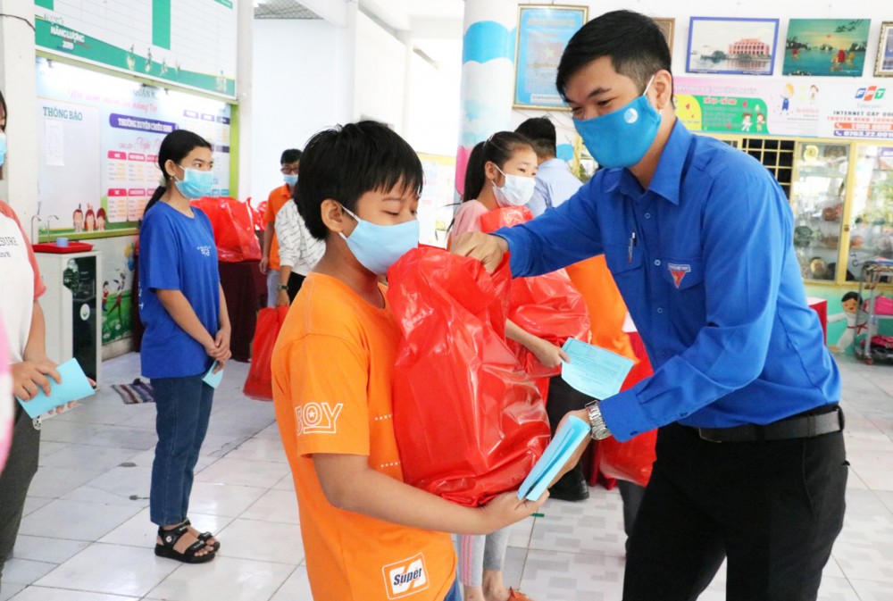 Anh Đinh Quyết Thắng, Bí thư Quận đoàn Ninh Kiều, tặng quà cho thiếu nhi gặp khó khăn do dịch COVID-19.