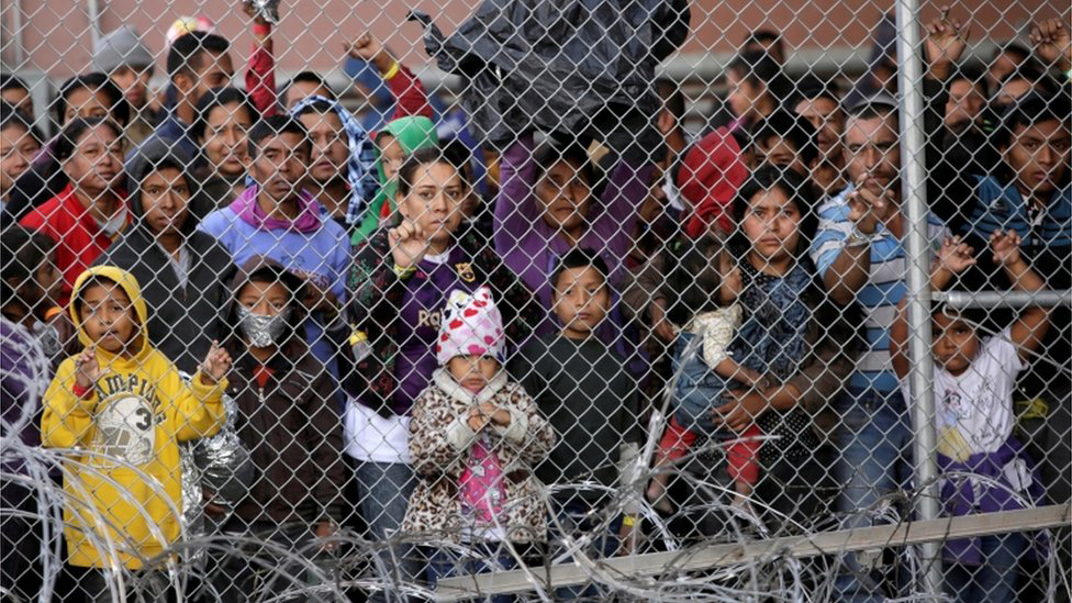 Người di cư tập trung tại biên giới Mexico - Mỹ. Ảnh: BBC