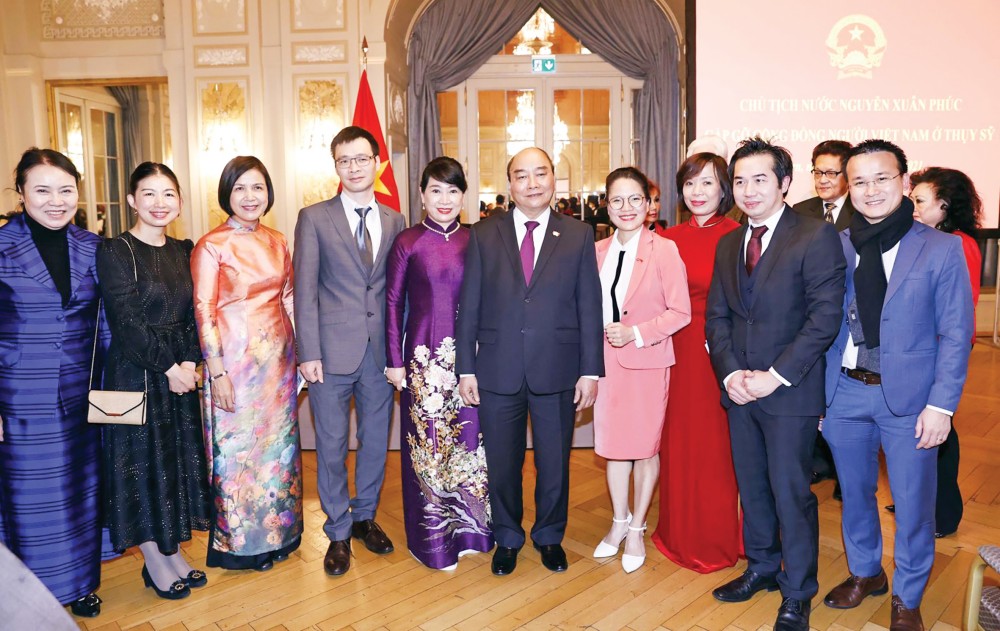 Chủ tịch nước Nguyễn Xuân Phúc và đại diện cộng đồng người Việt Nam tại Thụy Sĩ. Ảnh: TTXVN