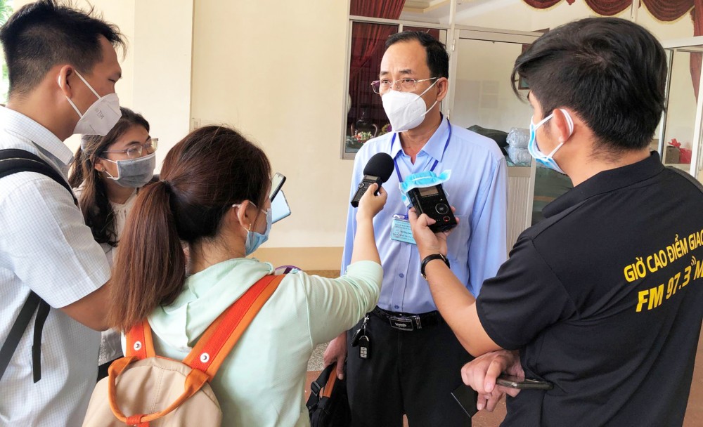Phóng viên các cơ quan báo chí trên địa bàn TP Cần Thơ phỏng vấn ông Phạm Phú Trường Giang, Phó Giám đốc phụ trách Sở Y tế TP Cần Thơ về công tác phòng, chống dịch COVID-19. Ảnh: Q. THÁI
