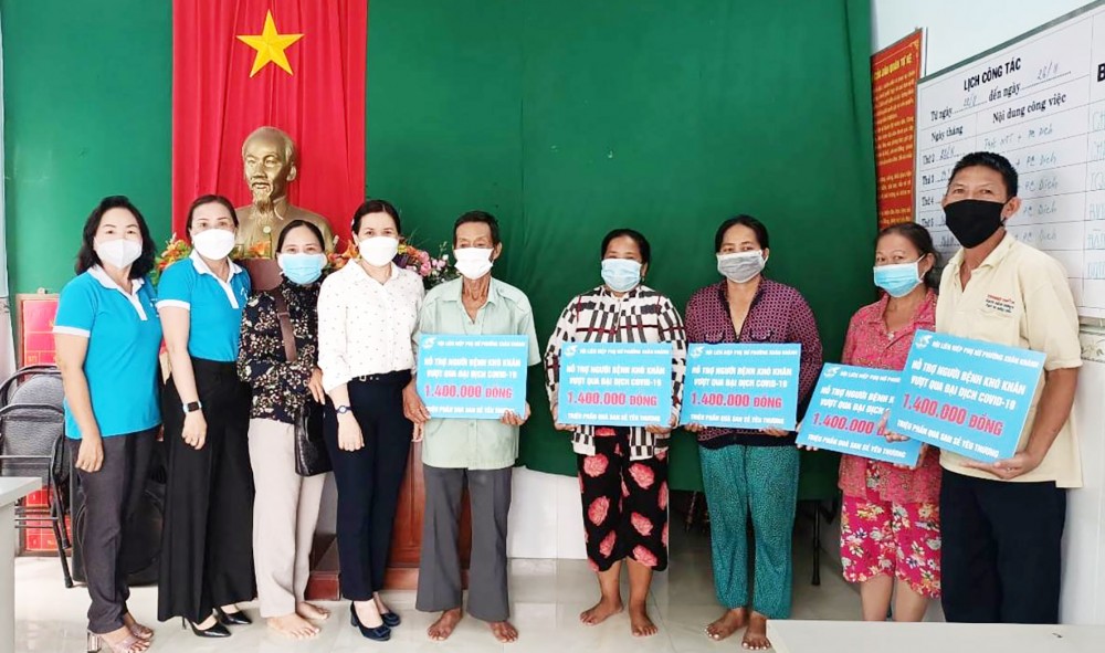 Hội LHPN phường Xuân Khánh phối hợp tặng quà bệnh nhân hoàn cảnh khó khăn.