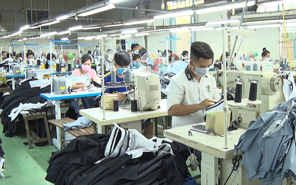 Công nhân tại Công ty TNHH May Xuất khẩu Phong Điền nỗ lực lao động sản xuất. Ảnh: CTV