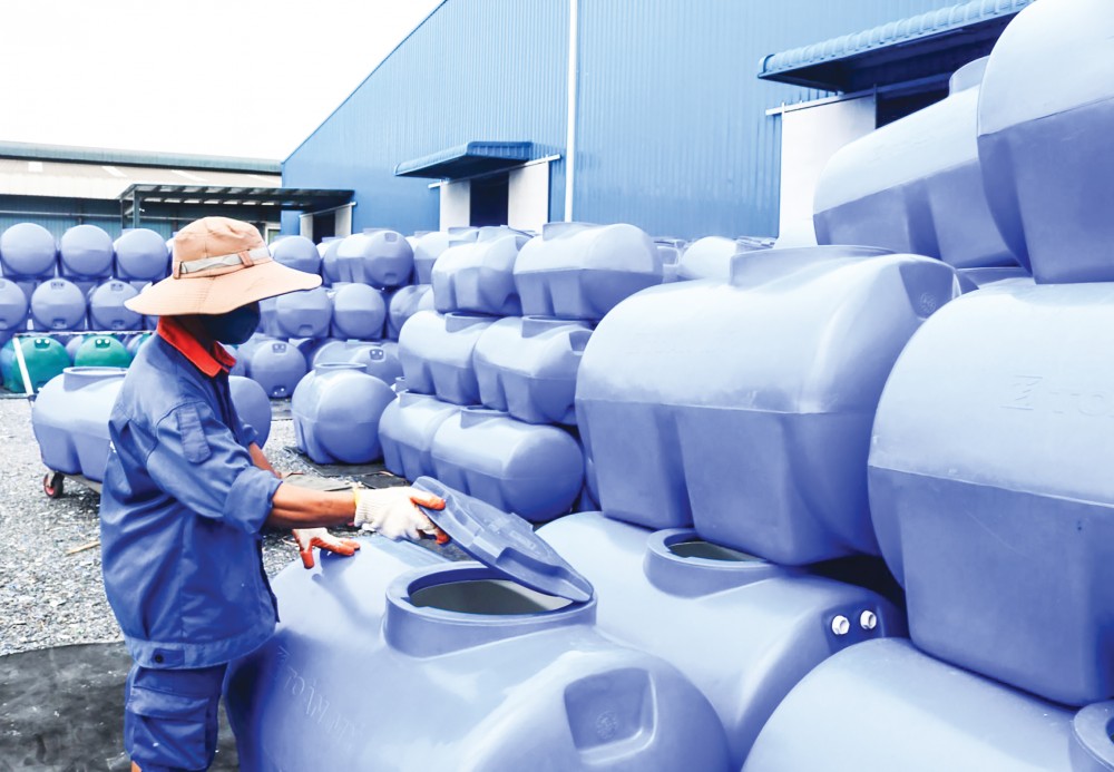 Ô Môn phấn đấu thực hiện đạt cao nhất mục tiêu phát triển kinh tế Hoạt động sản xuất tại một doanh nghiệp sản xuất đồ nhựa trên địa bàn quận Ô Môn.