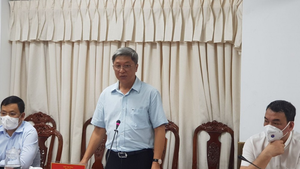 Thứ trưởng Bộ Y tế Nguyễn Trường Sơn làm việc với Ban Chỉ đạo phòng, chống dịch COVID-19 TP Cần Thơ.