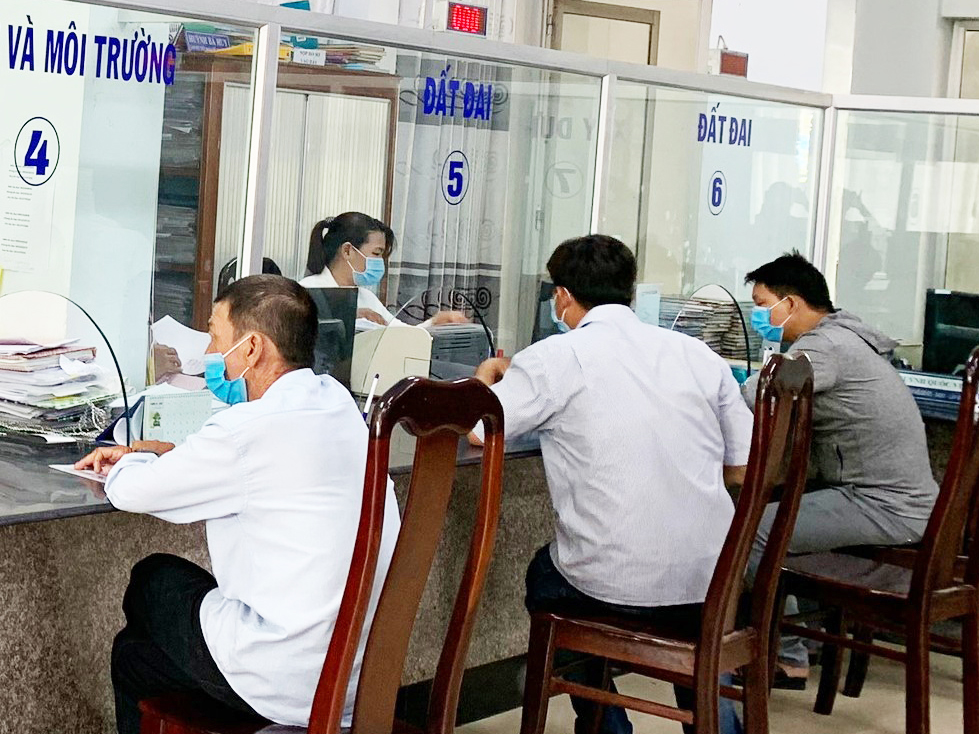 Người dân đến làm TTHC tại Bộ phận TN&TKQ của UBND quận Ô Môn.
