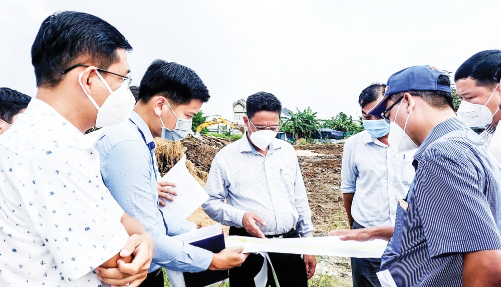 Tổ chức 4 đoàn kiểm tra, đôn đốc giải ngân vốn đầu tư công Phó Chủ tịch UBND thành phố Nguyễn Thực Hiện (thứ 3 từ trái sang) cùng các sở, ban, ngành kiểm tra công tác giải phóng mặt bằng và đẩy nhanh tiến độ thi công của các dự án ODA.