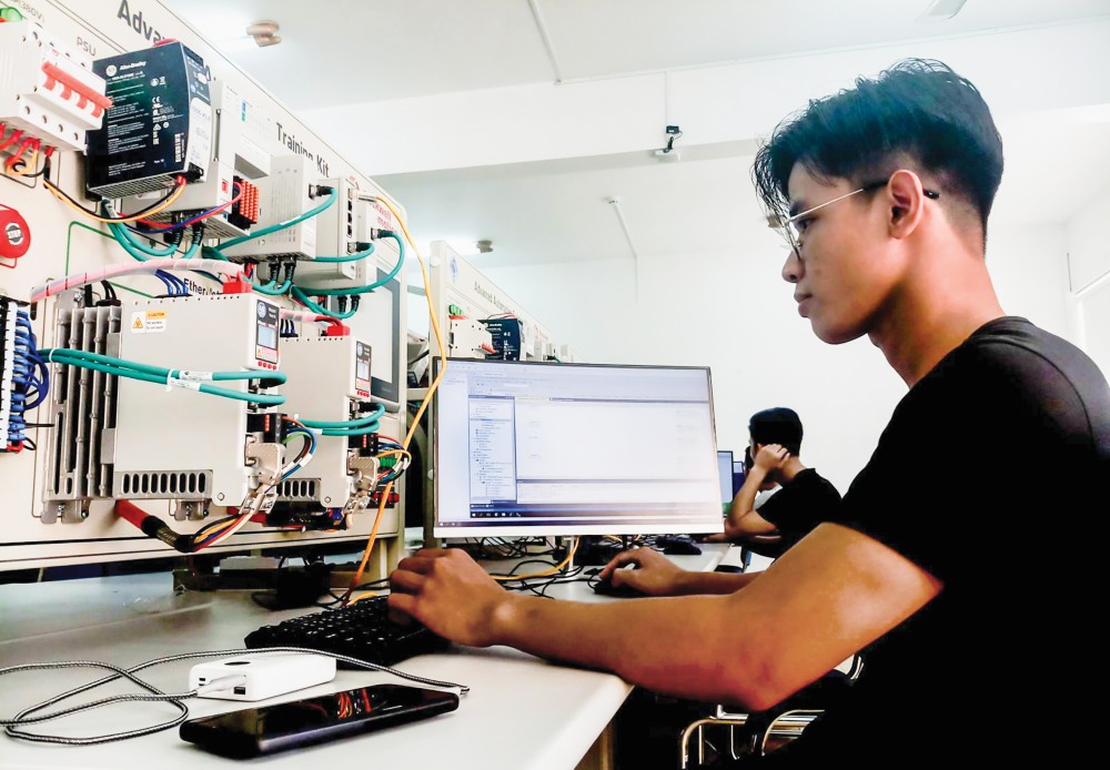 Sinh viên Khoa Công nghệ, Trường Đại học Cần Thơ thực hành về tự động hóa trên các hệ thống, phần mềm được lập trình sẵn.