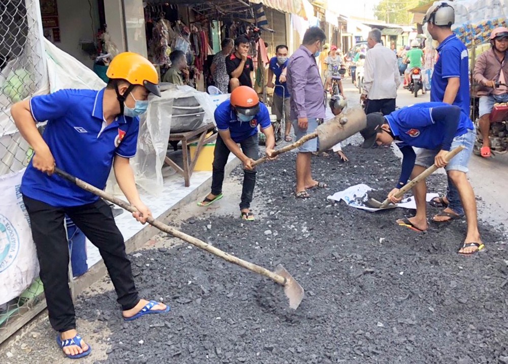Nhân dân đóng góp ngày công lao động giặm vá tuyến đường Thái Thị Hạnh.