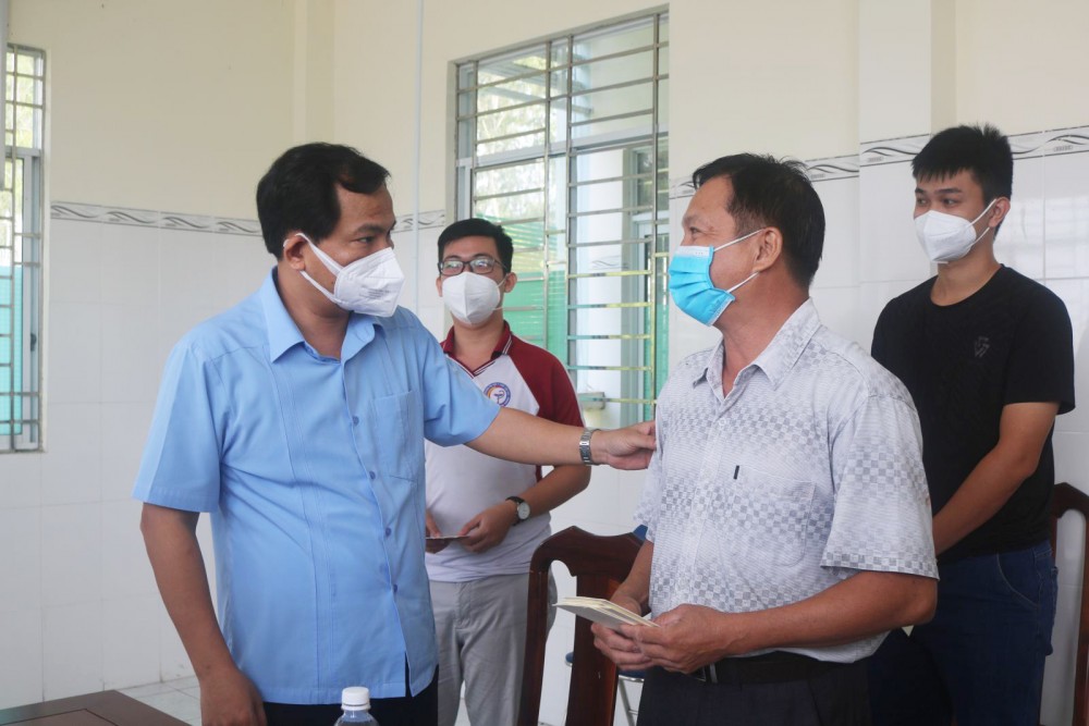  Đồng chí Lê Quang Mạnh (ngoài cùng bên trái) thăm hỏi, động viên, tặng quà trạm y tế, sinh viên tham gia đội y tế lưu động phường Phước Thới. Ảnh: H.HOA