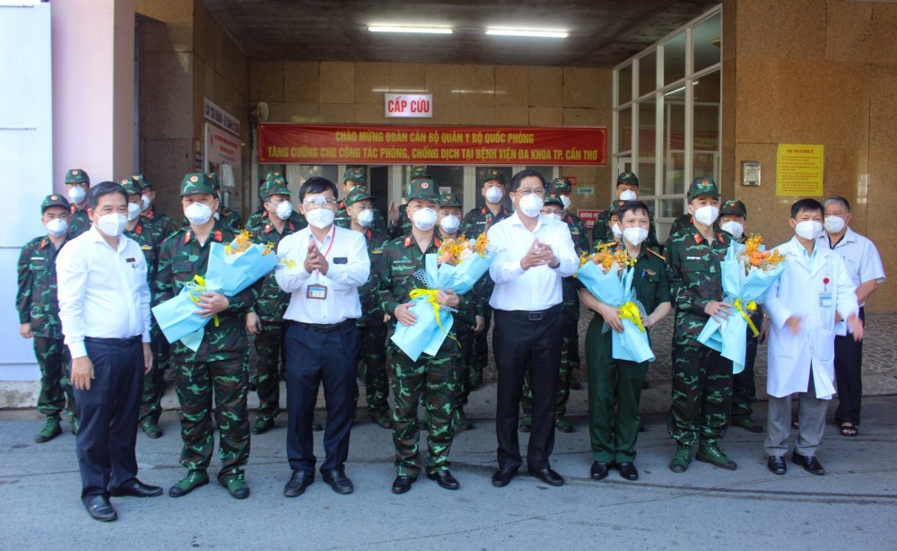 Ban Giám đốc BV trao hoa thay lời cảm ơn đoàn cán bộ Quân y.