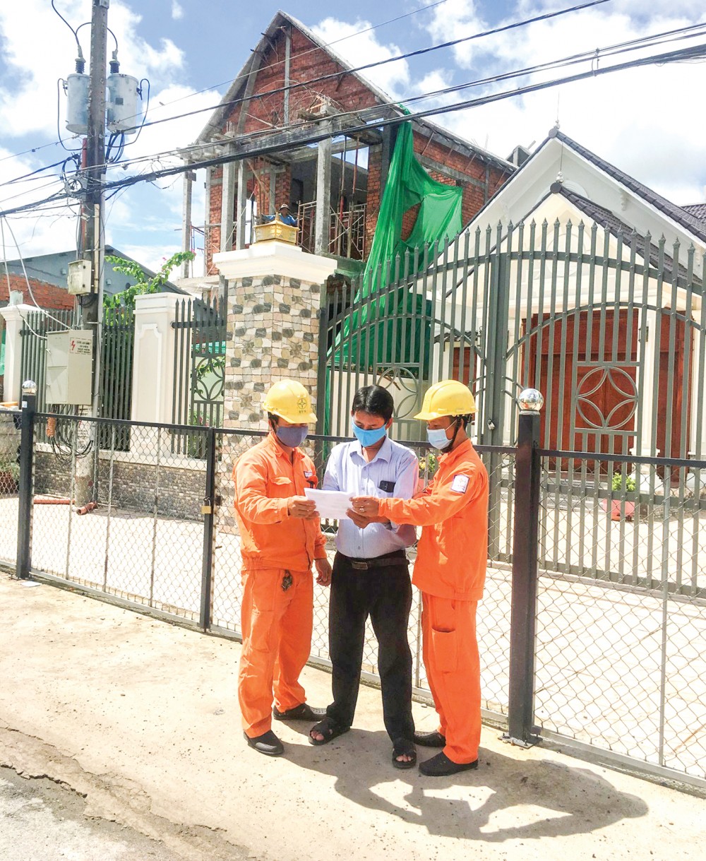 Cán bộ, công nhân Công ty Điện lực TP Cần Thơ hướng dẫn người dân tuân thủ các quy định về an toàn điện trong thi công công trình…