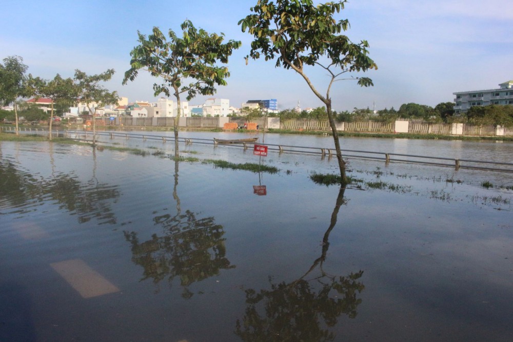 Khu vực Hồ Búng Xáng (phường An Khánh, quận Ninh Kiều) ngập sâu trong nước do triều cường chiều 5-12.