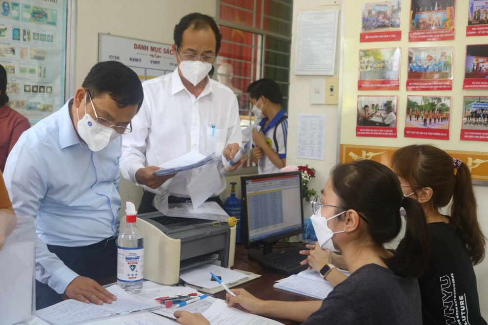Đoàn Bộ Y tế, Sở Y tế kiểm tra công tác quản lý, theo dõi F0 điều trị tại nhà ở trạm y tế lưu động phường An Cư, quận Ninh Kiều. 