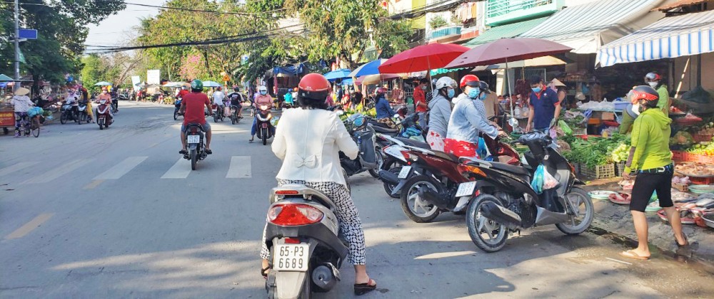 Người dân mua bán tập trung đông người trên đường Trần Quang Diệu (Chợ Cầu Ván). Ảnh: T.N