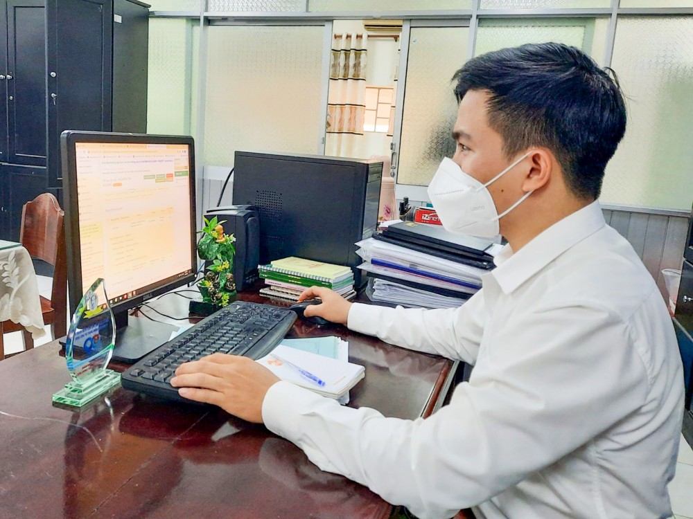 Nhiều cơ quan, đơn vị đang đẩy mạnh ứng dụng công nghệ thông tin trong công việc. Trong ảnh: Anh Huỳnh Ngọc Đoàn, chuyên viên Phòng Hành chính - Tổ chức, Trường Cao đẳng Văn hóa - Nghệ thuật Cần Thơ, đang xử lý hồ sơ trên môi trường mạng.