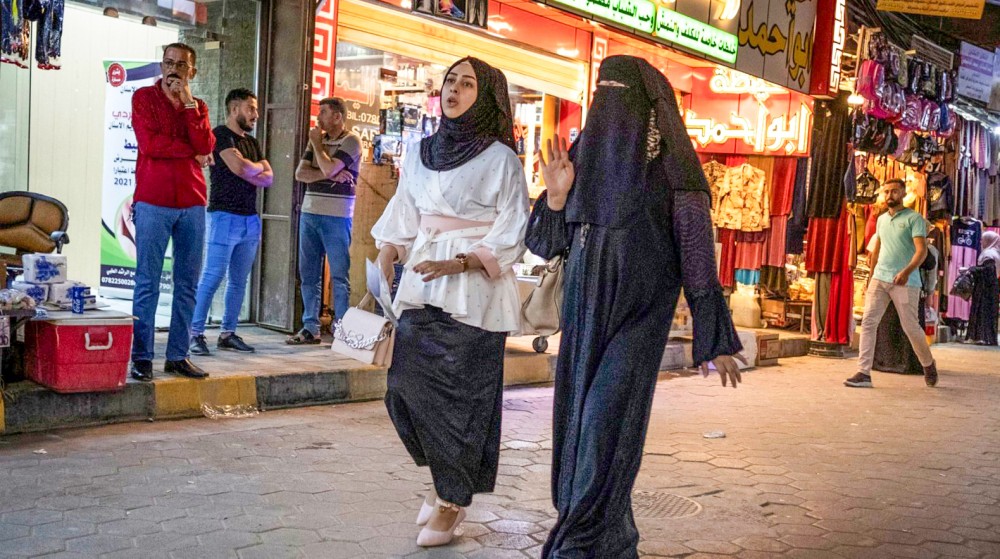 Phụ nữ đi dạo trên một tuyến đường nhộn nhịp ở thành phố Ramadi. Ảnh: FT