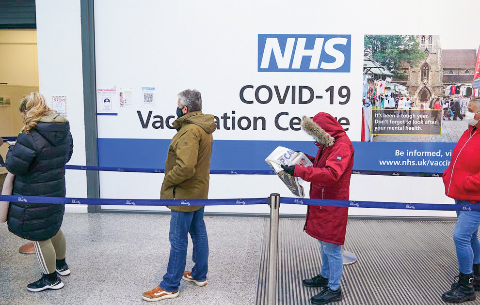 Xếp hàng chờ tiêm vaccine tại Luân Đôn, Anh. Ảnh: PA