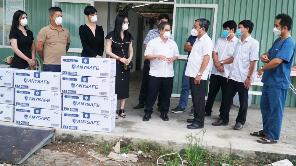 Chủ tịch UBND TP Cần Thơ Trần Việt Trường (bên trái, thứ 5) trao đổi công tác điều trị F0 tại BV dã chiến số 2. Ảnh: H.HOA