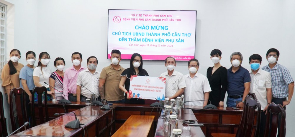 Những người yêu Sài Gòn trao tặng 2.000 khẩu trang cho BV Phụ sản TP Cần Thơ. Ảnh: H.HOA