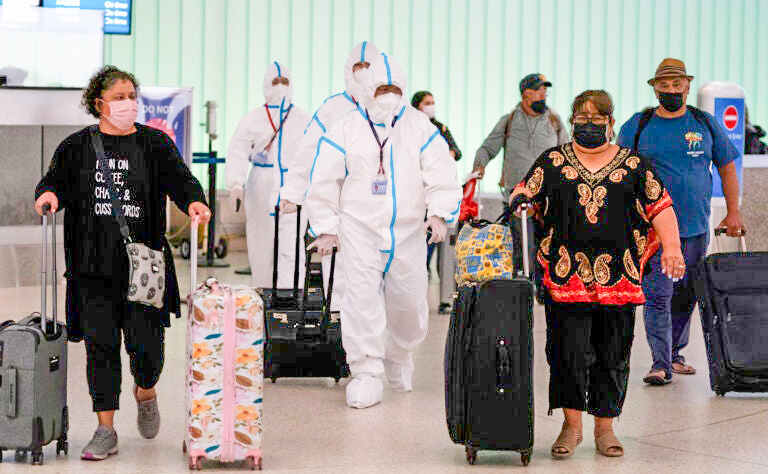Sân bay quốc tế Los Angeles tại California siết chặt phòng dịch COVID-19 trước nguy cơ biến thể Omicron lây lan diện rộng. Ảnh: AP