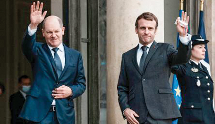 Tân Thủ tướng Đức Olaf Scholz (trái) và Tổng thống Pháp Emmanuel Macron tại Điện Élysée sáng 10-12. Ảnh: AP