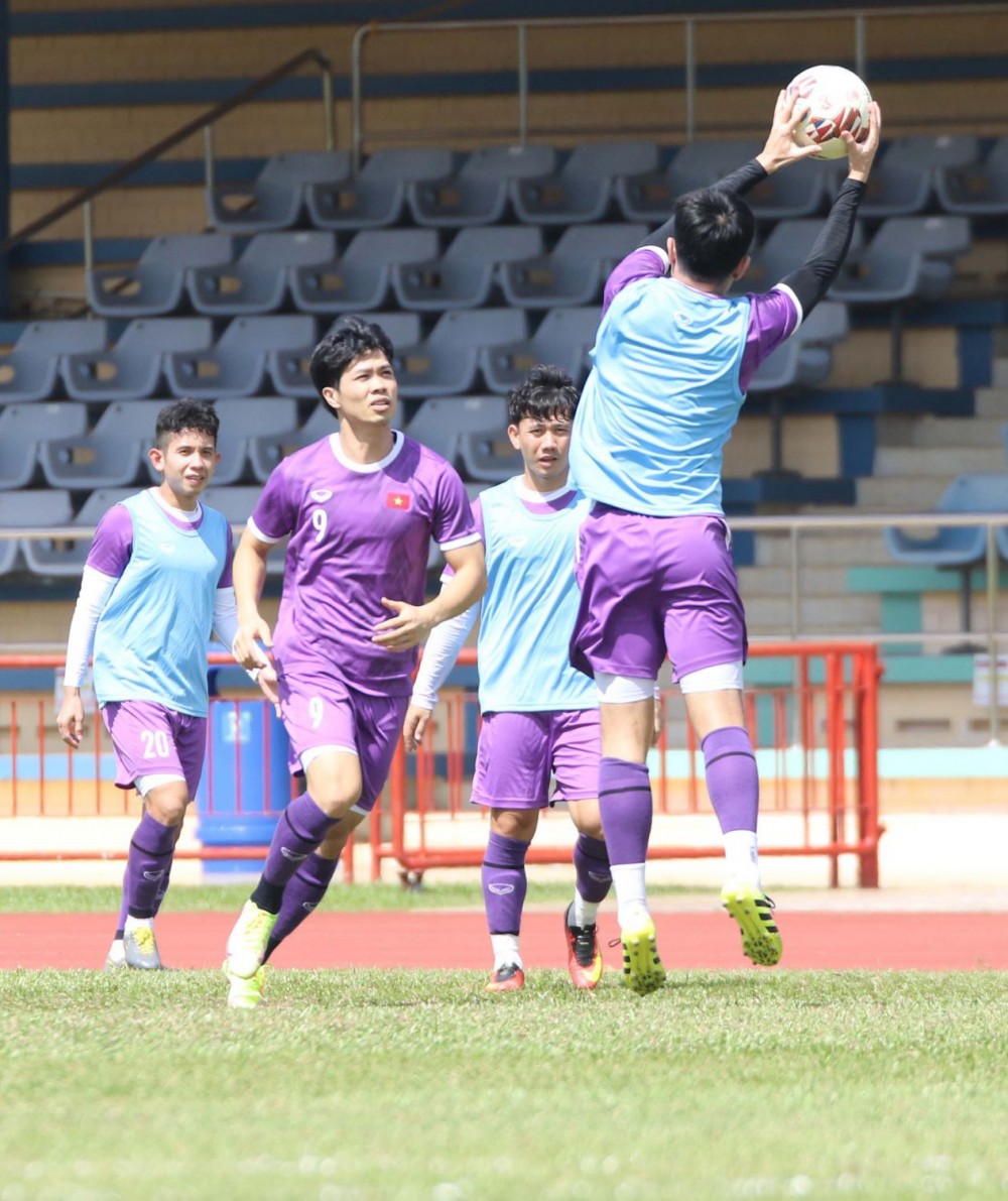 Buổi tập của các cầu thủ Việt Nam trước trận gặp Malaysia. Ảnh: VFF