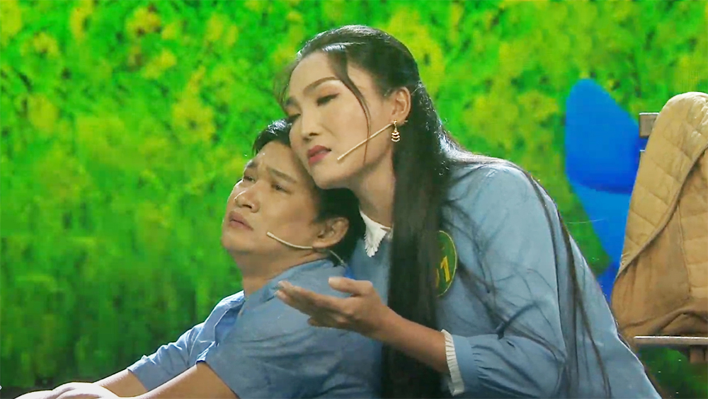 Trong đêm chung kết 3, tất cả 4 thí sinh gây ấn tượng với đề bài diễn trích đoạn cải lương. Thí sinh Ngọc Huyền với trích đoạn “Chong chóng chờ”, thí sinh Diệu Hiền với trích đoạn “Chuyện tình lá diêu bông”, thí sinh Yến Nhi với trích đoạn “Cuộc tình không may” và thí sinh Minh Nghĩa với trích đoạn “Đò tình ngược lối”, đều thể hiện rõ khả năng diễn xuất, giọng ca, tương tác với bạn diễn và bản lĩnh sân khấu. Các giám khảo là NSND Bạch Tuyết, NSND Minh Vương và NSƯT Kim Tử Long đánh giá cao phần thi diễn của thí sinh, nhìn thấy “bóng dáng” của Chuông Vàng, Chuông Bạc... mùa giải năm nay. Trong đó, thí sinh Ngọc Huyền là gương mặt nổi trội nhất. Liên tục 3 đêm chung kết liền, cô đều đạt số điểm cao nhất. Giọng ca nội lực, lối diễn cảm xúc, sáng sân khấu và ăn ý với bạn diễn là những điểm nổi bật của Ngọc Huyền. Điển hình như trong trích đoạn “Chong chóng chờ”, cô vào vai chị Hai trong một trại trẻ mồ côi, an ủi những đứa em cùng số phận trước bi kịch nghiệt ngã đời người. Ngọc Huyền đã diễn tròn vai, lay động cảm xúc của khán giả. Để tìm kiếm được những gương mặt nổi trội như thế này, Ban Tổ chức “Chuông vàng vọng cổ” 2021 đã trải qua một chặng đường nhiều khó khăn. Từ việc trở ngại trong tuyển sinh ở các địa phương, rồi vào vòng tuyển chọn cũng không thể tổ chức trực tiếp do giãn cách xã hội. Thí sinh phải ghi hình phần thi tại nhà rồi gửi giám khảo chấm điểm. Việc tập dượt, làm quen sân khấu cũng rất hạn chế do đảm bảo yêu cầu phòng, chống COVID-19. Vậy nhưng, ê-kíp thực hiện chương trình và thí sinh đã nỗ lực vì tình yêu vọng cổ, sân khấu cải lương. Trong khó khăn đó, Ban Tổ chức vẫn nỗ lực làm mới chương trình. Do các đêm thi chung kết diễn ra trực tiếp nhưng hạn chế khán giả, chương trình đã kết nối với các khán giả xem trực tuyến, kết nối tương tác với khán giả qua các nền tảng số... Chương trình còn mời các nghệ sĩ trưởng thành từ các mùa “Chuông vàng vọng cổ”, phần giao lưu giữa nhà báo Thanh Hiệp và nghệ sĩ khách mời với các bình luận của khán giả trên fanpage “Chuông vàng vọng cổ”... Qua đó, cuộc thi năm nay vẫn rất “xôm tụ”, thu hút người xem. Một điểm hấp dẫn của chương trình là phần nhận xét của Ban Giám khảo gồm NSND Bạch Tuyết, NSND Minh Vương và 1 giám khảo thay đổi qua từng đêm thi. Với kinh nghiệm dày dặn, các giám khảo đã nhận xét ngắn gọn, sát đáng, chỉ rõ điểm mạnh, điểm yếu trong ca, diễn của từng thí sinh để họ rút kinh nghiệm. Đó cũng là bài học để những ai yêu thích vọng cổ học hỏi qua kinh nghiệm thực tế. Vượt qua nhiều trở ngại do dịch COVID-19, “Chuông vàng vọng cổ” 2021 vẫn là mùa giải đầy ấn tượng trong hành trình tìm kiếm Chuông Vàng cho sân khấu cải lương. DUY KHÔI