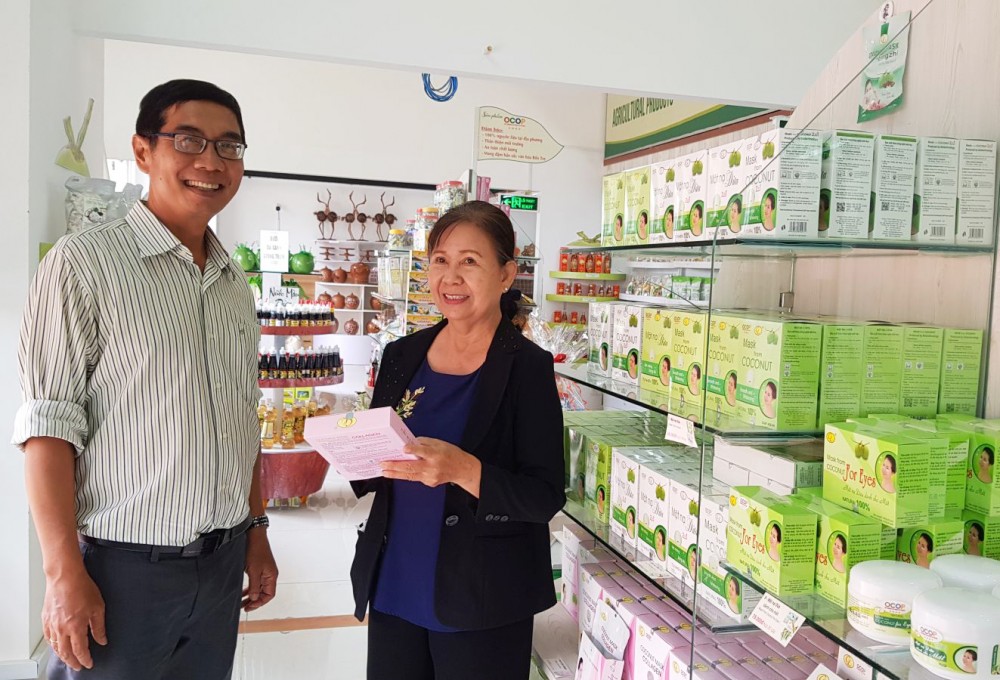 CSV - Chiến lược tiếp cận thị trường hậu COVID-19 Dù khó khăn do ảnh hưởng của dịch COVID-19, nhưng Công ty TNHH chế biến dừa Cửu Long (Bến Tre) vẫn nỗ lực tạo việc làm cho lao động.