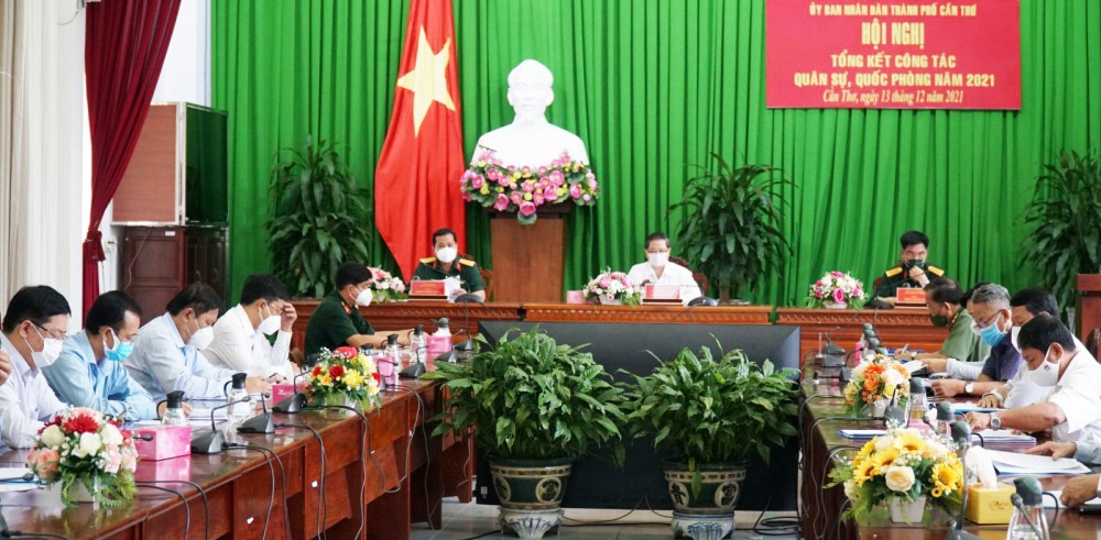 Các đại biểu dự hội nghị tại điểm cầu trực tuyến Hội trường UBND thành phố. Ảnh: ANH DŨNG