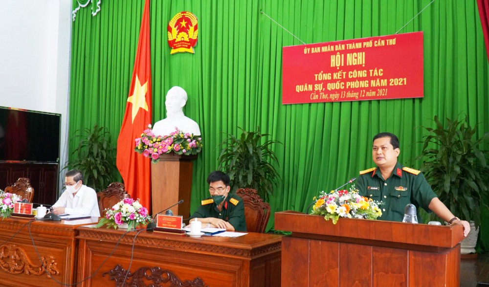 Đại tá Chiêm Thống Nhất, Ủy viên Ban Thường vụ Thành ủy, Chỉ huy trưởng Bộ Chỉ huy Quân sự thành phố, phát biểu tại hội nghị. Ảnh: ANH DŨNG
