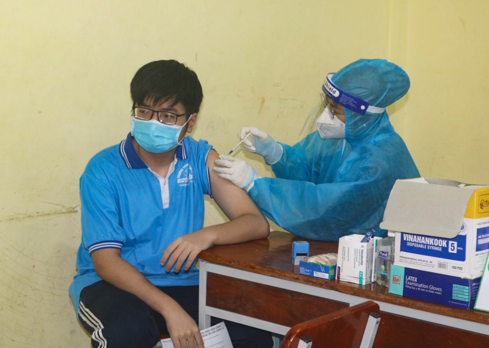 Gần 90% học sinh 12-17 tuổi đã tiêm mũi 1 vaccine phòng COVID-19 Nhân viên y tế tiêm vaccine phòng COVID-19 cho học sinh tại điểm tiêm Trường THCS Lương Thế Vinh.