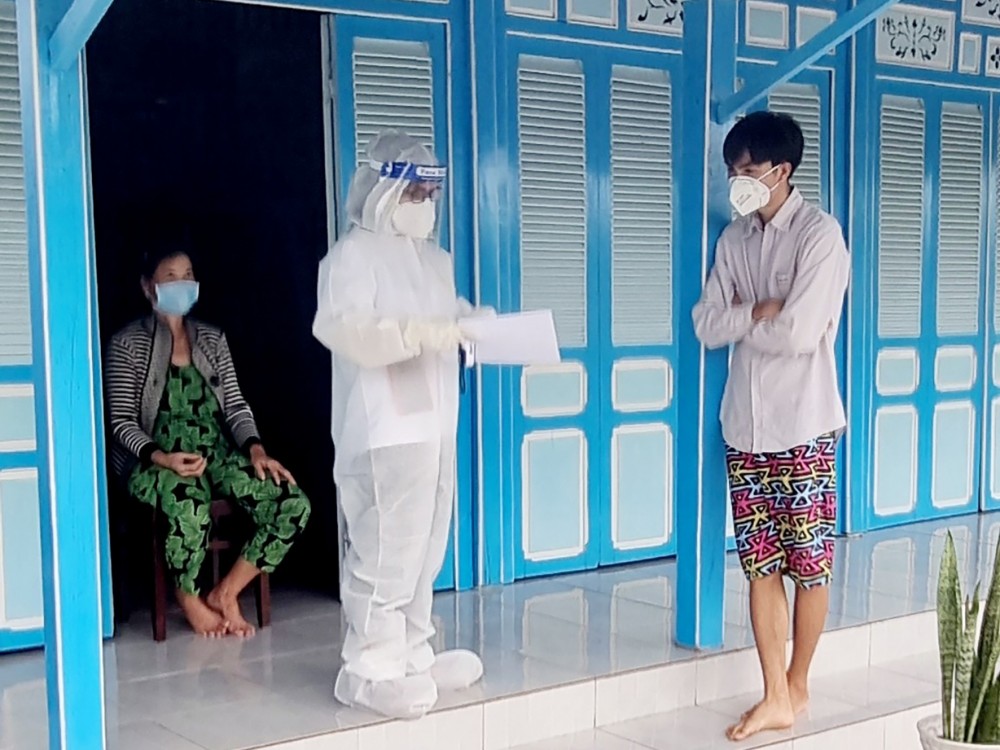 Sinh viên Trường Đại học Y dược Cần Thơ thăm hỏi, hỗ trợ F0 điều trị tại nhà. Ảnh nhà trường cung cấp.