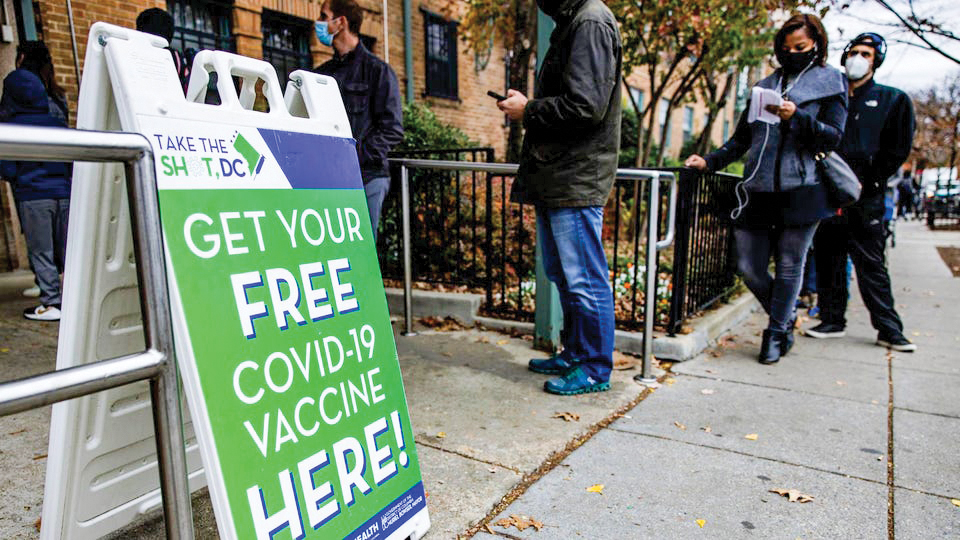 Xếp hàng chờ tiêm vaccine tại Washington. Số ca tử vong vì COVID-19 ở Mỹ hiện đã vượt mốc 800.000. Ảnh: Getty Images