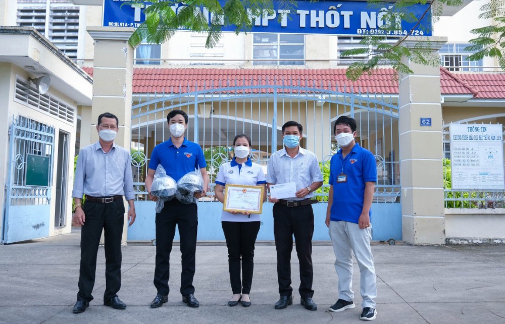 Đại diện Ban ATGT TP Cần Thơ và Sở Giáo dục và Đào tạo thành phố trao giải Nhất tập thể cho Trường THPT Thốt Nốt.