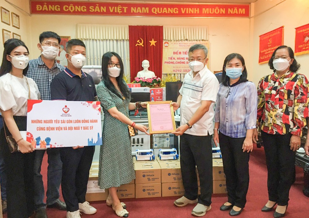 Lãnh đạo Ủy ban MTTQVN TP Cần Thơ tiếp nhận thiết bị, vật tư y tế và hàng hóa từ đại diện Hội Những người yêu Sài Gòn. Ảnh: Mặt trận thành phố cung cấp