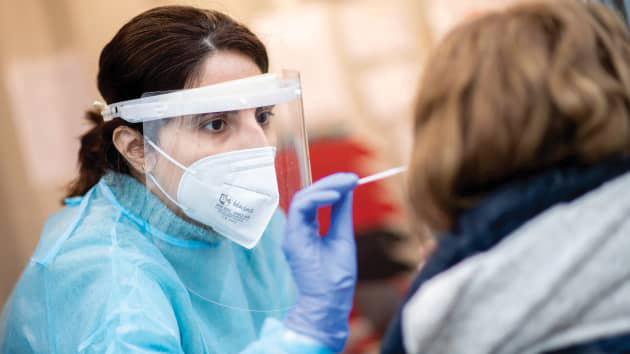 Nhân viên y tế lấy mẫu xét nghiệm SARS-CoV-2 tại Anh. Ảnh: Getty Images