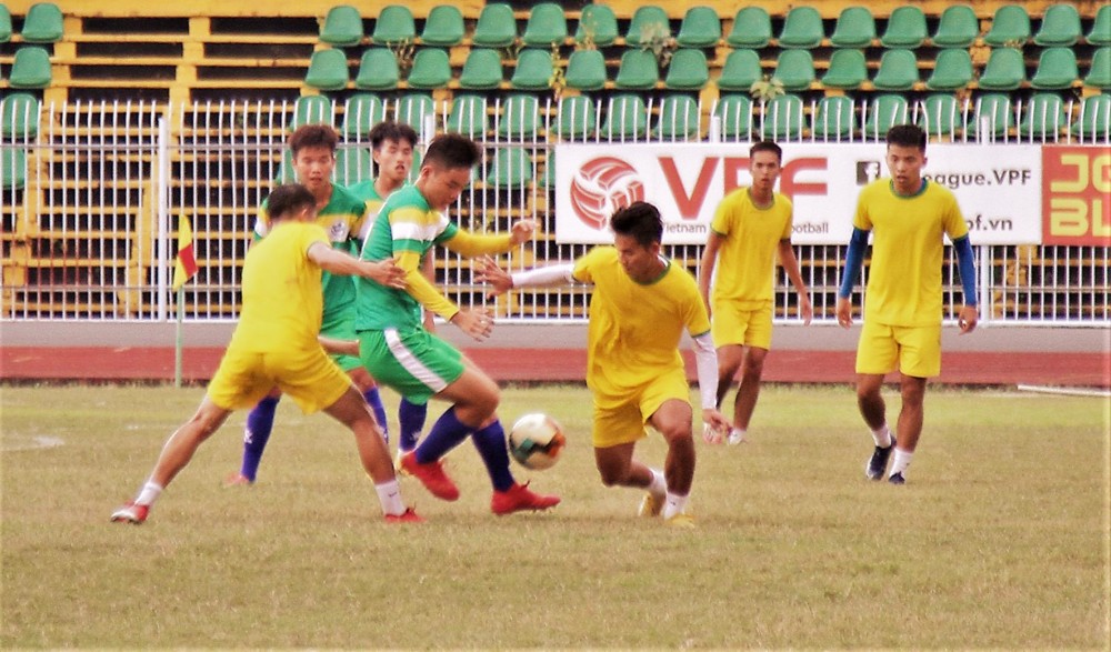 Đấu tập với tuyến trẻ, đội Cần Thơ rà soát lực lượng trước mùa bóng mới Cầu thủ Cần Thơ (phải) thi đấu tập huấn với đội trẻ Cần Thơ.