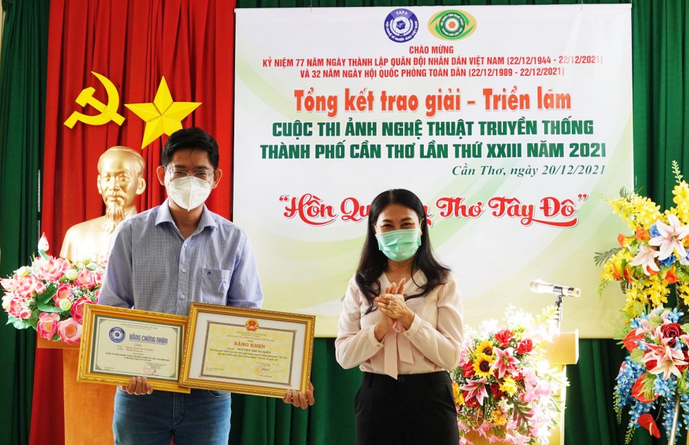 Bà Trần Thị Ngọc Dung, Phó Trưởng ban Ban Thi đua - Khen thưởng TP Cần Thơ, trao giải Nhất cho tác giả Nguyễn Trung Kiên. Ảnh: DUY KHÔI