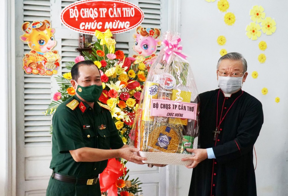  Đại tá Trần Quốc Khởi, Phó Chính ủy Bộ CHQS thành phố, chúc mừng Giáng sinh tại Toà Giám mục Cần Thơ.