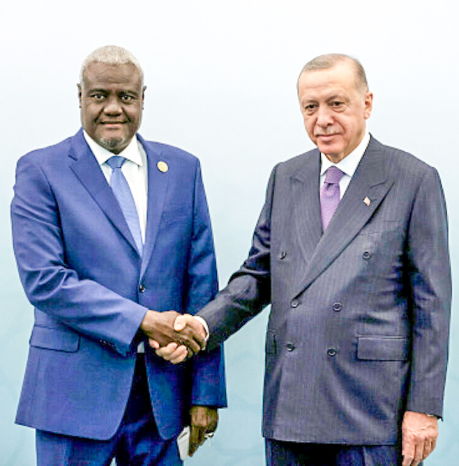 Tổng thống Thổ Nhĩ Kỳ Erdogan (phải) tiếp Chủ tịch Ủy ban châu Phi Moussa Faki Mahamat hôm 18-12. Ảnh: Anadolu Agency