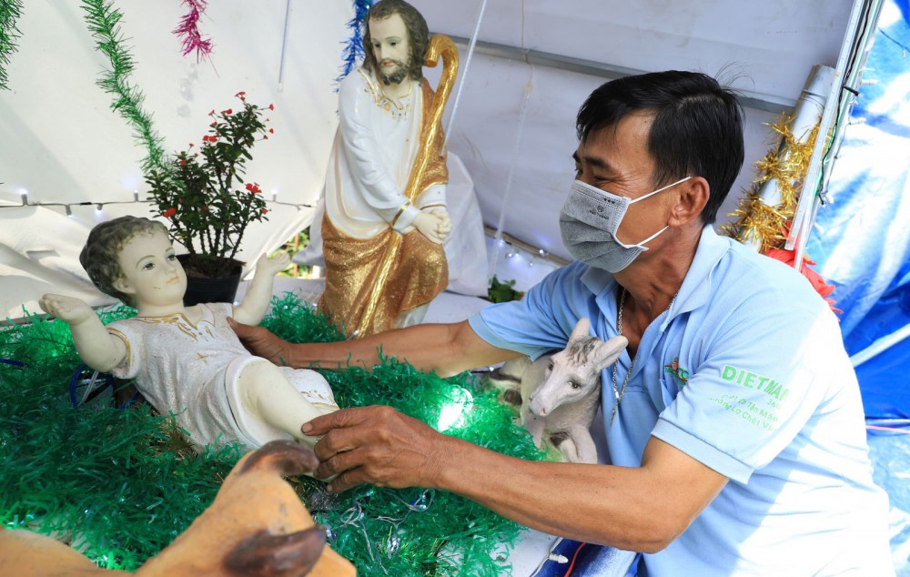 Bà con giáo dân xã Thạnh An, huyện Vĩnh Thạnh trang trí tiểu cảnh đón mừng Giáng sinh.
