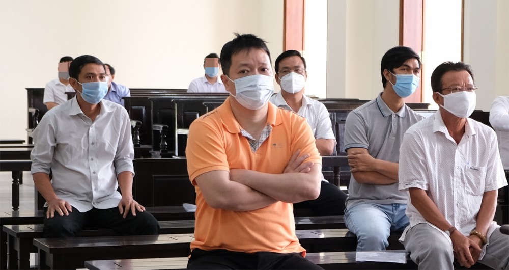 Hoãn phiên tòa xử vụ án liên quan Agribank Cần Thơ vì dịch bệnh Nguyễn Huỳnh Đạt Nhân (hàng đầu, bên trái) và các bị cáo liên quan tại phiên tòa ngày 22-12.
