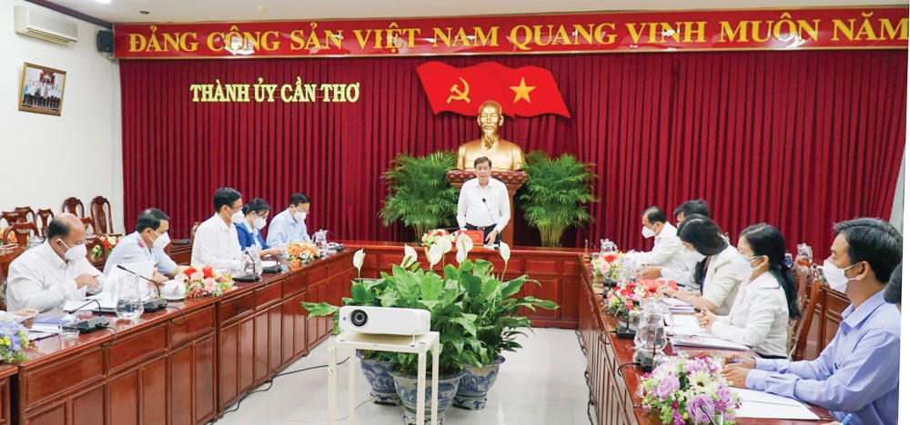 Đồng chí Phạm Văn Hiểu, Phó Bí thư Thường trực Thành ủy, Chủ tịch HĐND thành phố phát biểu tại buổi kiểm điểm của UBKT Thành ủy. Ảnh: ANH DŨNG