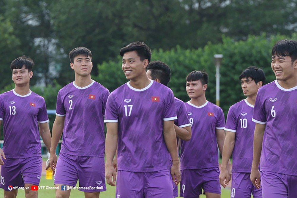 Các cầu thủ Việt Nam thoải mái trong buổi tập trước trận quyết đấu Thái Lan. Ảnh: VFF