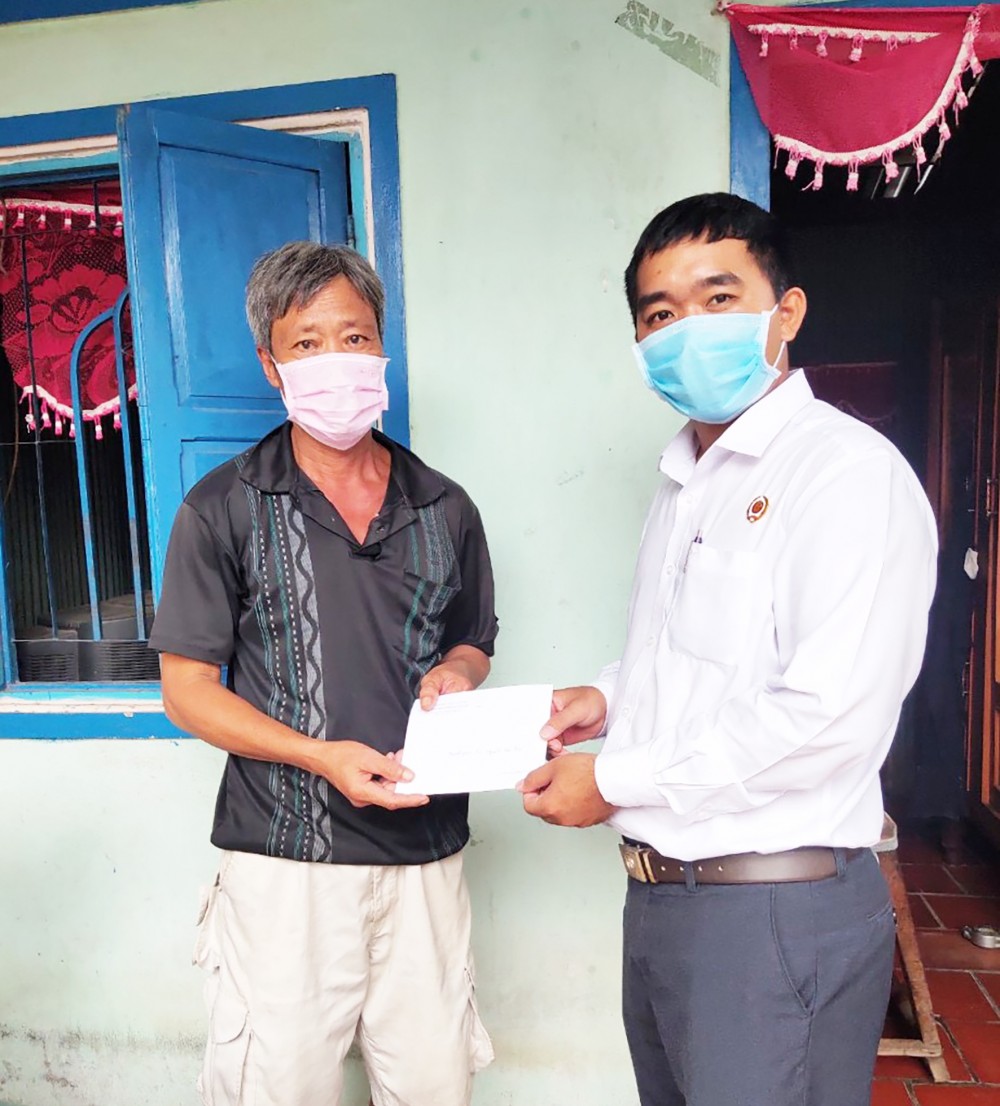 Lãnh đạo Hội CCB phường Tân Lộc trao quà hội viên CCB bị ảnh hưởng dịch COVID-19.